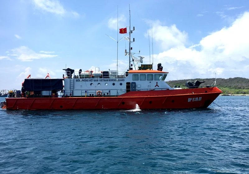Tàu tìm kiếm cứu nạn CN09 (BP 11-19-01) trên đường tới khu vực tìm kiếm tàu cá bị mất liên lạc.