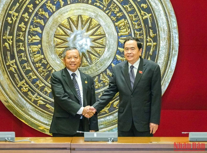 Phó Chủ tịch Thường trực Quốc hội Trần Thanh Mẫn và Chủ tịch Hội hữu nghị Lào-Việt Nam, Bộ trưởng Công nghệ và Truyền thông Boviengkham Vongdara tại buổi tiếp.