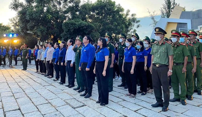 Lãnh đạo huyện, các đơn vị, Đoàn thanh niên huyện Cần Giờ viếng Nghĩa trang liệt sĩ Rừng Sác nhân kỷ niệm 75 năm Ngày Thương binh-Liệt sĩ chiều tối 24/7. (Ảnh: Huyện đoàn Cần Giờ)