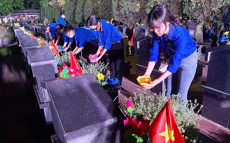 Tuổi trẻ Thủ đô thắp nến tri ân các Anh hùng, liệt sĩ. 