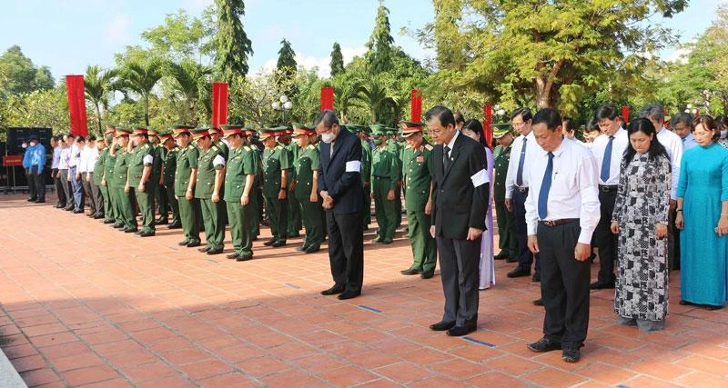 Đoàn đại biểu tưởng nhớ các liệt sĩ đã hy sinh vì Tổ quốc.