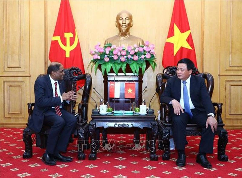 Giám đốc Học viện Chính trị Quốc gia Hồ Chí Minh Nguyễn Xuân Thắng tiếp Ngài Jaya Ratnam, Đại sứ Singapore tại Việt Nam. (Ảnh: Văn Điệp/TTXVN)