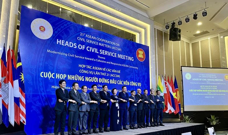 Những người đứng đầu các nền công vụ chụp ảnh lưu niệm.
