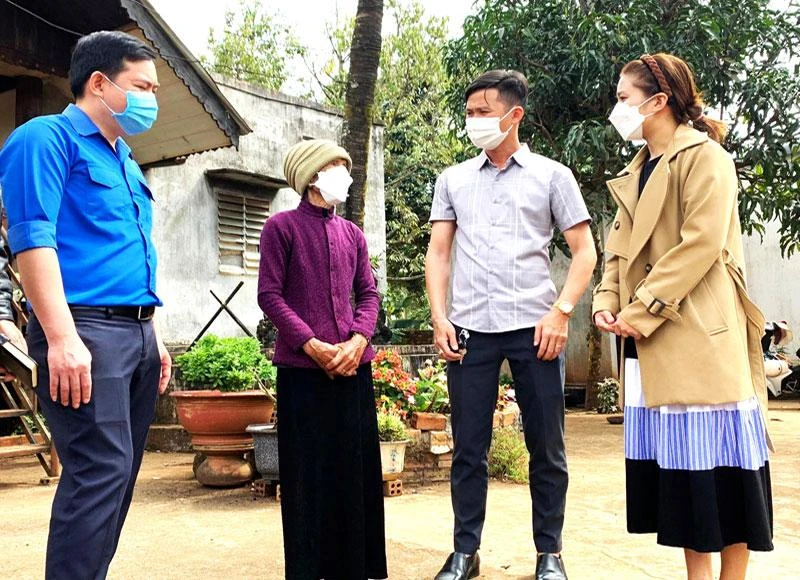 Cán bộ, đảng viên xã Ea Bhốk, huyện Cư Kuin, tỉnh Đắk Lắk tuyên truyền, vận động nhân dân nâng cao ý thức phòng, chống dịch bệnh.