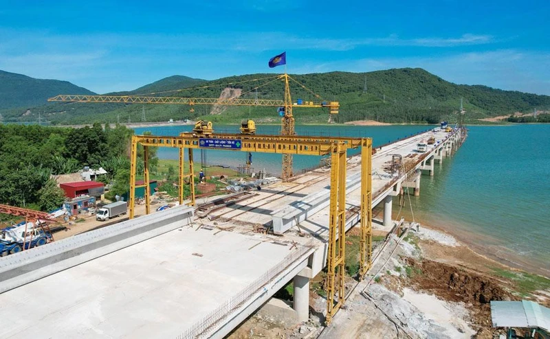 Thi công cầu vượt hồ Yên Mỹ.
