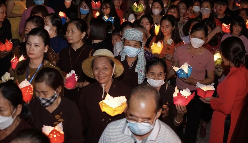 Đông đảo người dân, tăng ni, phật tử, khách du lịch cầu nguyện Quốc thái dân an.