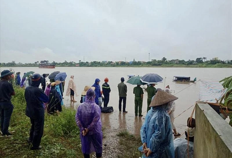 Lực lượng cứu hộ, cứu nạn nỗ lực tìm kiếm nạn nhân cuối cùng trong vụ 4 người cùng một gia đình bị đuối nước, mất tích.