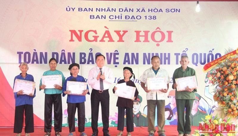 Lãnh đạo UBND tỉnh tặng quà cho các gia đình chính sách trên địa bàn xã Hòa Sơn, Hữu Lũng (Lạng Sơn).