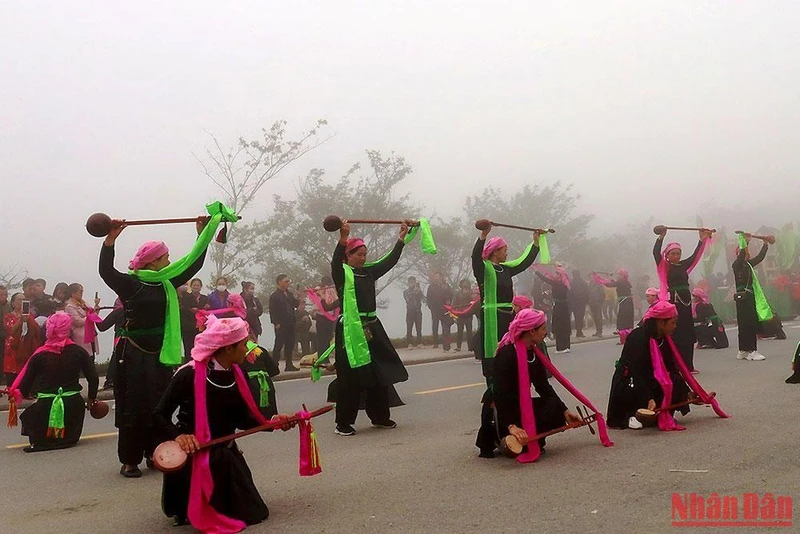 Festival đường phố ở thị xã Sa Pa (Lào Cai) thu hút du khách trong và ngoài nước.