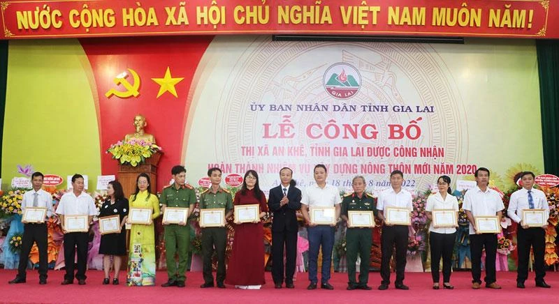 Tặng giấy khen cho các tập thể, cá nhân có thành tích xuất sắc trong phong trào xây dựng nông thôn mới ở An Khê. 