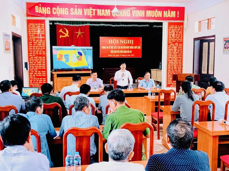 Lãnh đạo quận Hải An thông báo việc xử lý các hộ nuôi ngao trái phép tới người dân Tràng Cát.