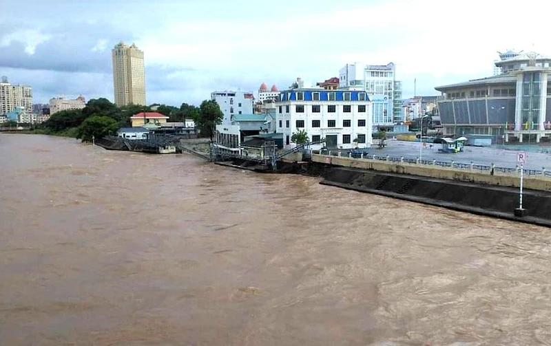 Nước sông Ka Long đang dâng cao, thành phố Móng Cái sẵn sàng phương án chống lũ.