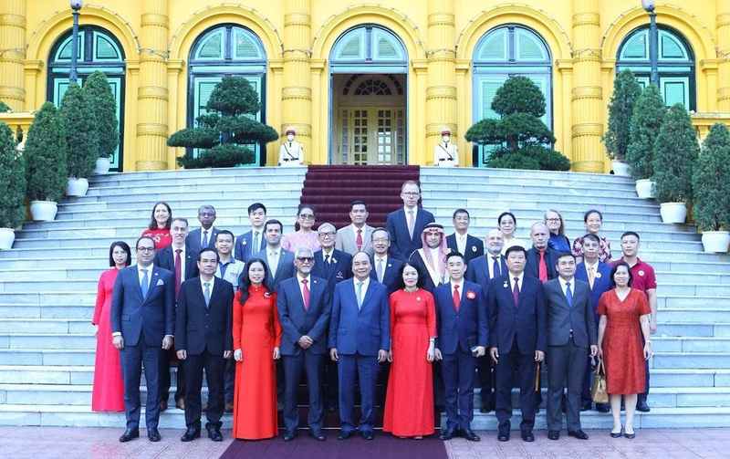 Chủ tịch nước Nguyễn Xuân Phúc chụp ảnh lưu niệm với các đại biểu. (Ảnh: Văn phòng Chủ tịch nước)