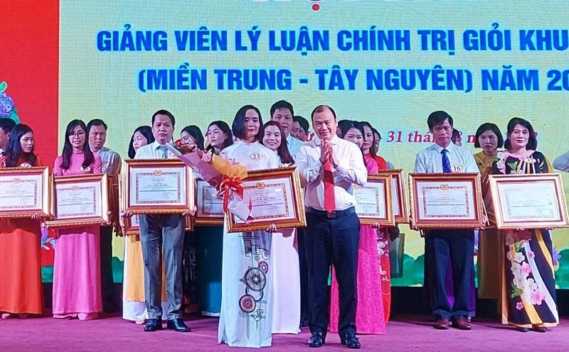 Đồng chí Lê Hải Bình trao Giải nhất cho giảng viên Lê Thị Tuyết Dung của tỉnh Quảng Trị.