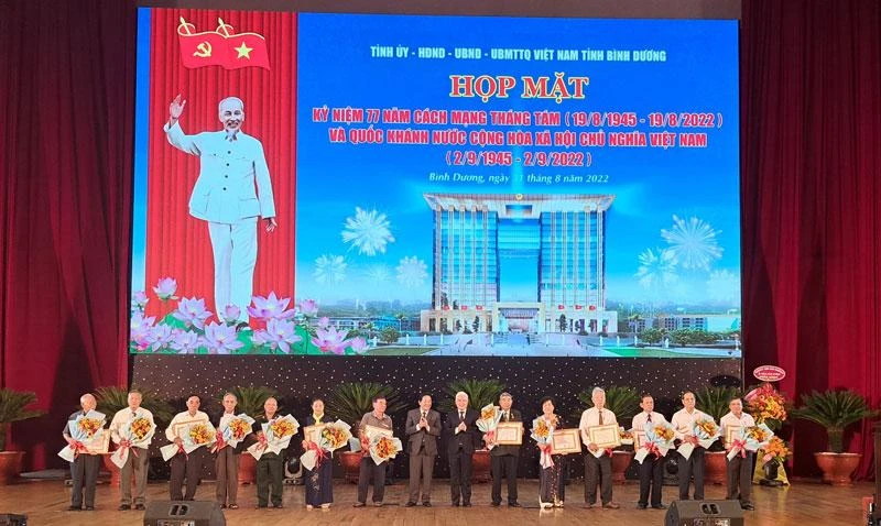 Lãnh đạo tỉnh Bình Dương trao Huy hiệu Đảng tặng các đảng viên.