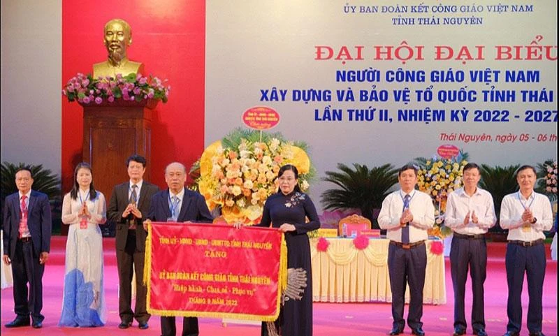 Bí thư Tỉnh ủy Thái Nguyên Nguyễn Thanh Hải trao cờ lưu niệm tặng Ủy ban Đoàn kết Công giáo Việt Nam tỉnh.