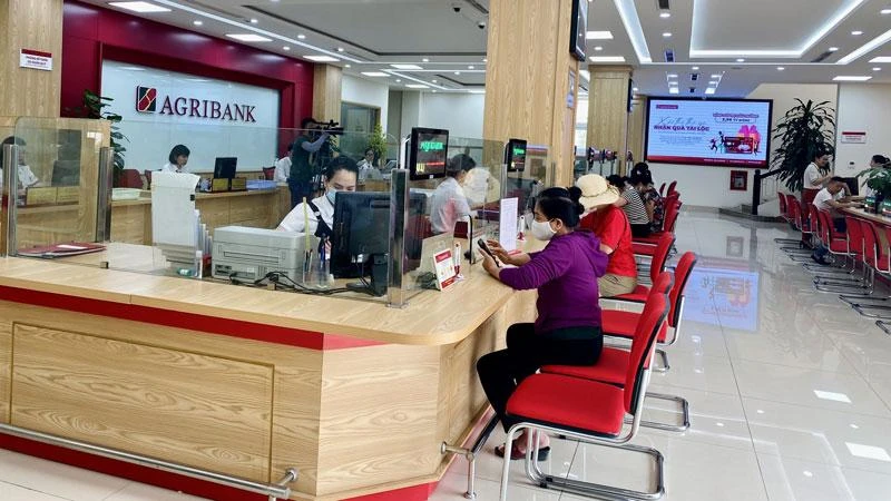 Khách hàng giao dịch tại Ngân hàng Agribank.