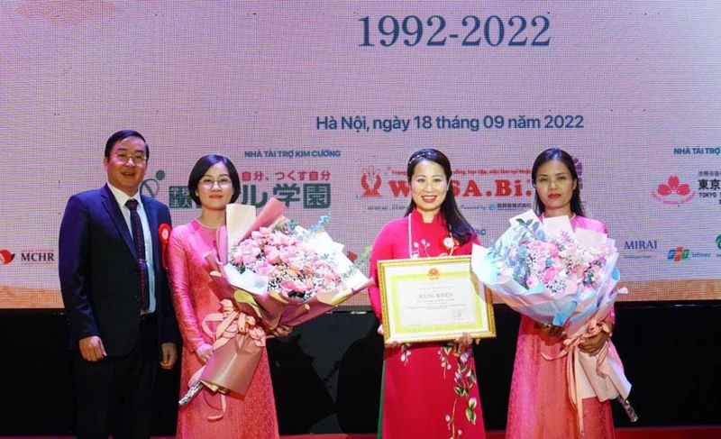 Khoa Ngôn ngữ và Văn hóa Nhật Bản đón nhận Bằng khen của Giám đốc Đại học Quốc gia Hà Nội. 