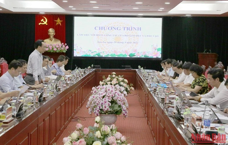 Thứ trưởng Giáo dục và Đào tạo phát biểu tại buổi làm việc với tỉnh Sơn La.