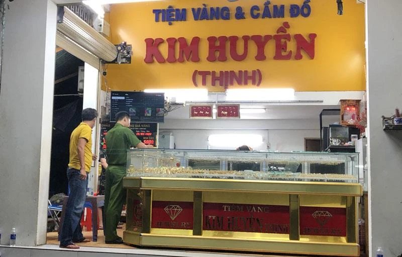 Công an khám nghiệm hiện trường.