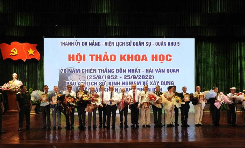 Chủ tịch nước Nguyễn Xuân Phúc tặng hoa chúc mừng các cán bộ, chiến sĩ, nhân chứng lịch sử chiến thắng Đồn Nhất-Hải Vân quan.