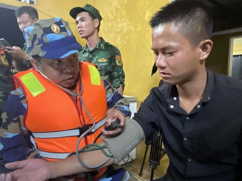 Quân y Biên phòng thăm, khám sức khỏe cho ngư dân bị nạn.