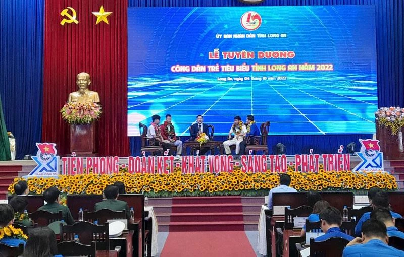 Các công dân trẻ tiêu biểu giao lưu sáng kiến kinh nghiệm tại lễ tuyên dương.