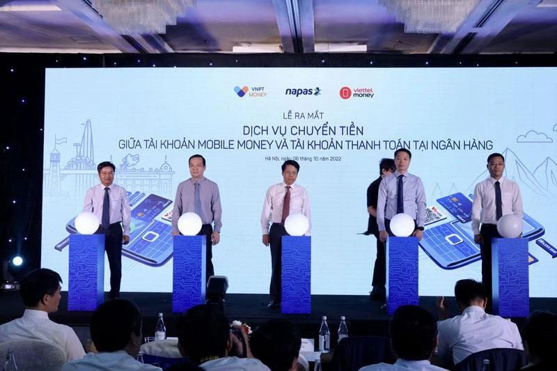 Các đại biểu thực hiện nghi thức ra mắt dịch vụ.