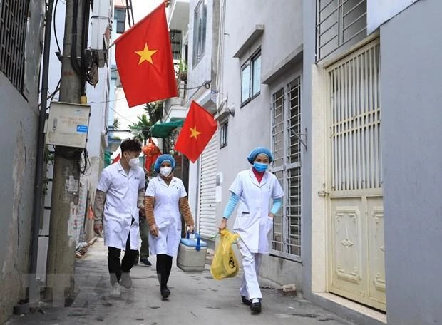Đội tiêm vaccine lưu động đến từng ngõ, vào từng nhà có người già yếu, khó khăn trong việc di chuyển. (Ảnh: Hoàng Hiếu/TTXVN)