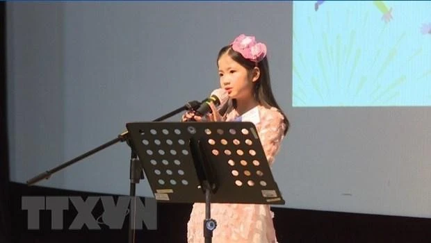 Thí sinh có mẹ là người Việt Nam thể hiện tại cuộc thi. (Ảnh: Khánh Vân/TTXVN)