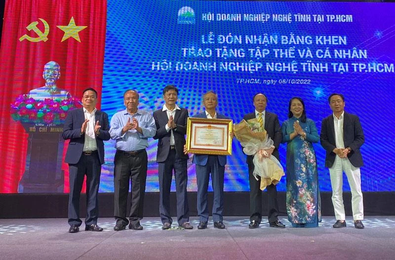 Đại diện Hội Doanh nghiệp Nghệ Tĩnh tại TP Hồ Chí Minh đón nhận Bằng khen của Thủ tướng Chính phủ trao tặng.