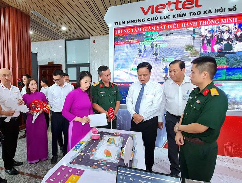 Các đại biểu tham quan gian hàng của doanh nghiệp trưng bày ứng dụng chuyển đổi số.