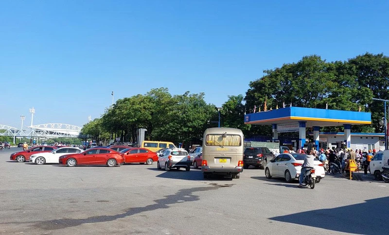 Cây xăng tại đường Lê Đức Thọ, ô-tô xếp hàng dài đến gần hết lòng đường.