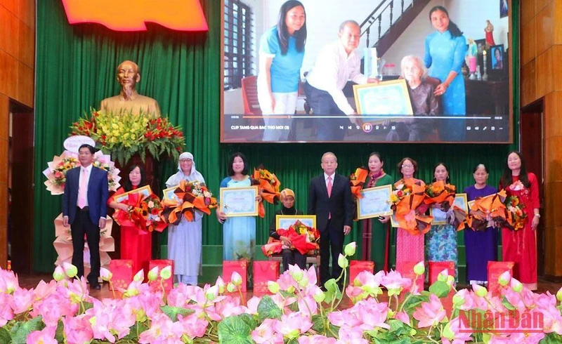 Hội nghị nhằm tôn vinh, biểu dương các cá nhân phụ nữ có nhiều đóng góp, những hành động, việc làm đem lại lợi ích cho cộng đồng xã hội.