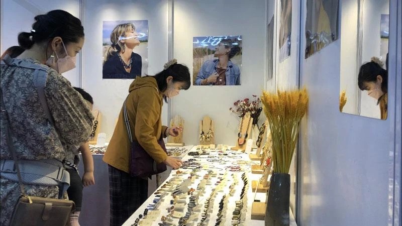 Khách nước ngoài tham quan, tìm hiểu những sản phẩm thủ công mỹ nghệ giới thiệu tại Hội chợ Hanoi Gift Show 2022.