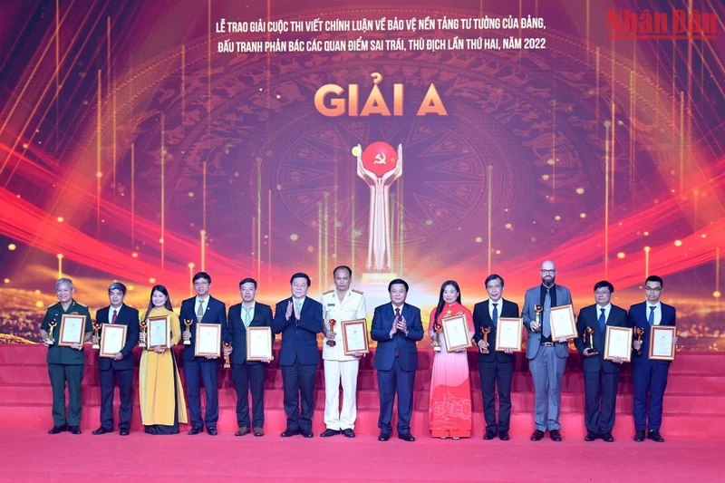 Đồng chí Nguyễn Xuân Thắng và đồng chí Nguyễn Trọng Nghĩa trao giải A cho các tác giả, nhóm tác giả.