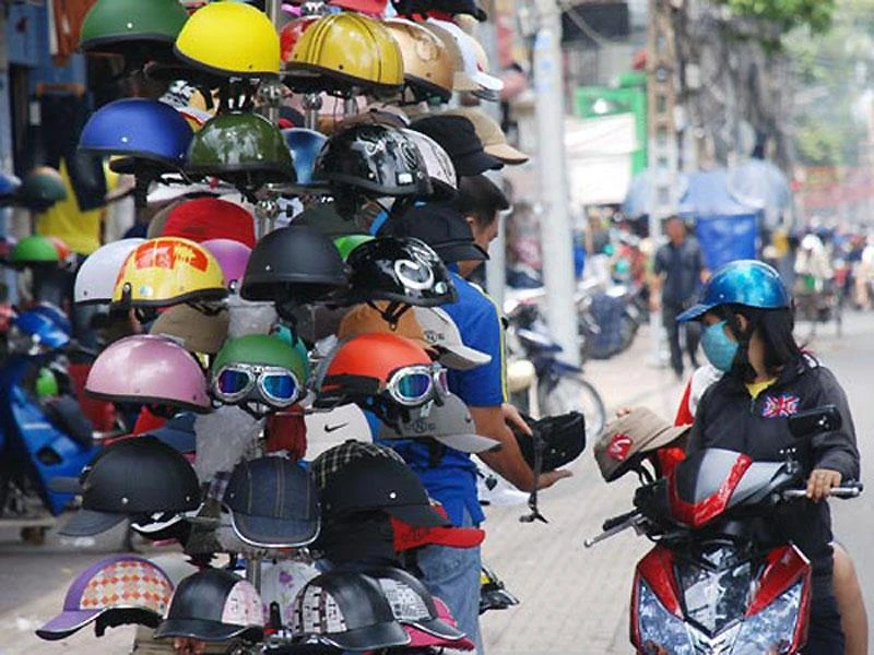 Mũ bảo hiểm không đạt chuẩn vẫn bày bán tràn lan. 