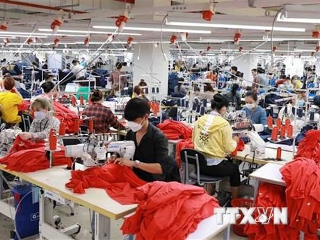 Một dây chuyền may quần áo thể thao xuất khẩu. (Ảnh: Vũ Sinh/TTXVN)