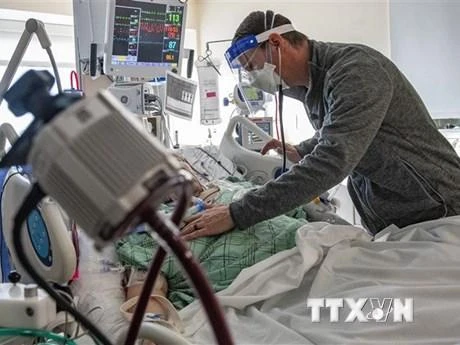 Điều trị cho bệnh nhân nhiễm Covid-19 tại bệnh viện ở Hartford, bang Connecticut, Mỹ. (Ảnh: AFP/TTXVN)