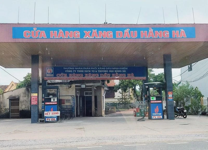 Cửa hàng xăng dầu trên đường Phan Đình Phùng (thành phố Đồng Hới) trưng biển hết hàng đã mấy ngày nay.
