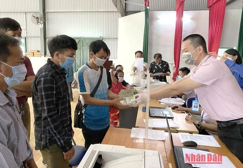 Chủ rừng ở Điện Biên nhận tiền dịch vụ môi trường rừng. (Ảnh tư liệu)