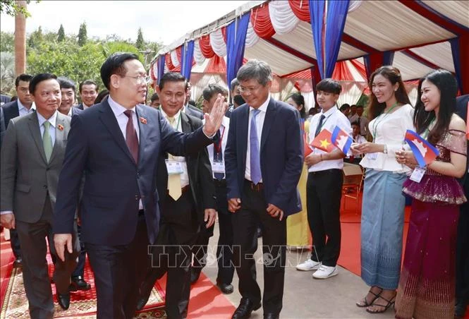 Chủ tịch Quốc hội Vương Đình Huệ với lãnh đạo, công nhân Nhà máy chế biến cao su Tân Biên.