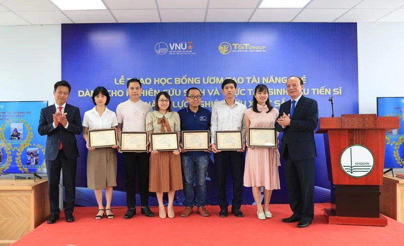 Lãnh đạo Đại học Quốc gia Hà Nội trao học bổng ươm tạo tài năng trẻ. (Ảnh: NGỌC DIỆP)