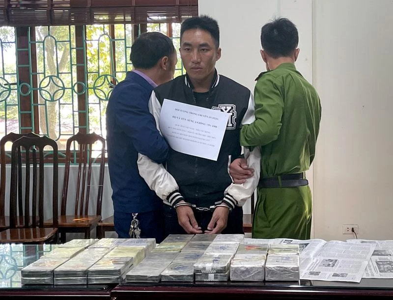 Đối tượng Sùng A Giống và tang vật vụ án.