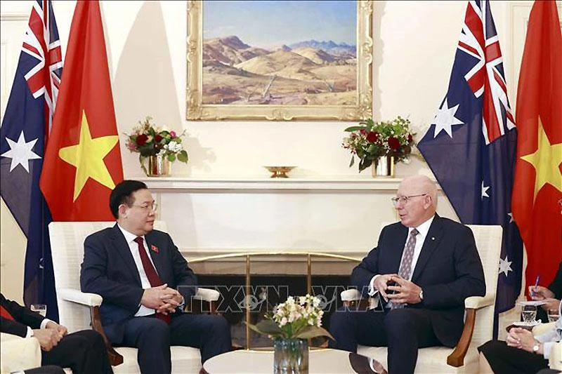 Chủ tịch Quốc hội Vương Đình Huệ chào xã giao Toàn quyền Australia David Hurley. (Ảnh: Doãn Tấn/TTXVN)