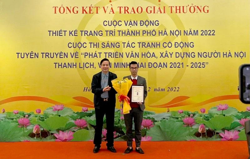 Ban tổ chức trao giải cho các tác giả có tác phẩm ấn tượng nhất.