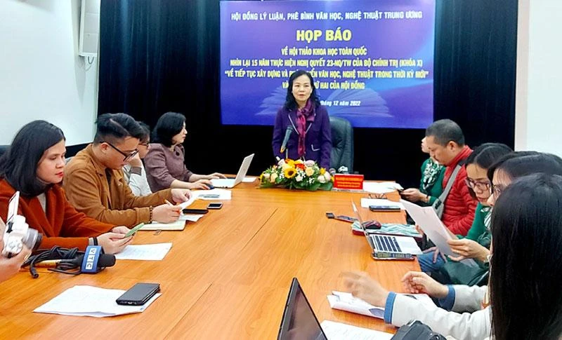 Bà Ngô Phương Lan, Phó Chủ tịch Hội đồng tại cuộc họp báo. 