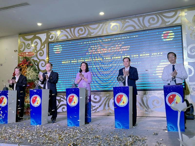 Các đại biểu ấn nút khai mạc Ngày hội đổi mới sáng tạo tỉnh Bến Tre năm 2022.