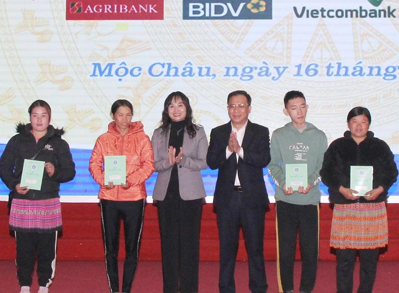 Trao sổ bảo hiểm cho các hộ khó khăn là đồng bào dân tộc tại Mộc Châu.