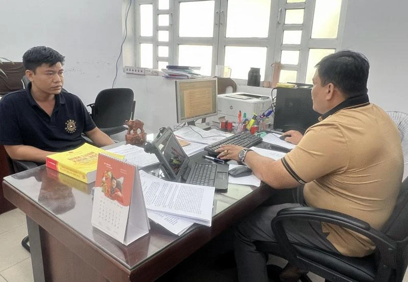 Đối tượng Phùng Thế Tài (trái) tại Cơ quan Công an.